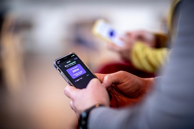 Bilde av mobiltelefon i hender