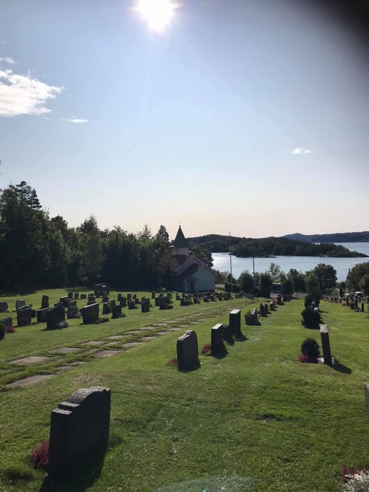 Bilde av gravplass i sommersol